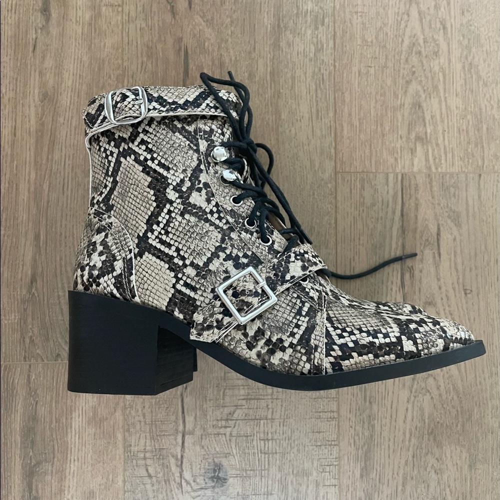 Steve Madden Snake Skin Booties Size 8 BRAND NEW